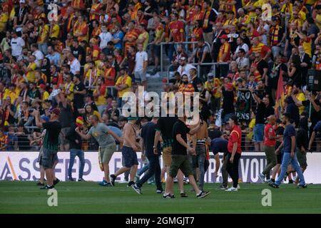 Objectif, hauts de France, France. 19 septembre 2021. Les supporters de Lensois envahissent le terrain pendant le championnat français de football Ligue 1 Uber mange RC Lens contre Lille OSC au stade Felix Bolaert Delelis - Lens.Lens gagné 1:0 (Credit image: © Pierre Stevenin/ZUMA Press Wire) Banque D'Images