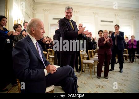 7 juillet 2015 'les membres du caucus démocrate du Sénat applaudissent le vice-président après que le président ait reconnu leur partenariat lors d'une réunion et d'une réception dans la salle à manger de l'État.' (Photo officielle de la Maison Blanche par Pete Souza) cette photo officielle de la Maison Blanche est disponible uniquement pour publication par les organismes de presse et/ou pour impression personnelle par le(s) sujet(s) de la photo. La photographie ne peut être manipulée d'aucune manière et ne peut pas être utilisée dans des documents commerciaux ou politiques, des publicités, des courriels, des produits, des promotions qui, de quelque manière que ce soit, suggèrent une approbation ou endor Banque D'Images