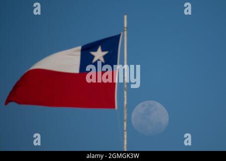 Santiago, Metropolitana, Chili. 18 septembre 2021. La lune presque complète de septembre à côté du drapeau chilien, le jour où l'indépendance du Chili est célébrée. (Credit image: © Matias Basualdo/ZUMA Press Wire) Banque D'Images