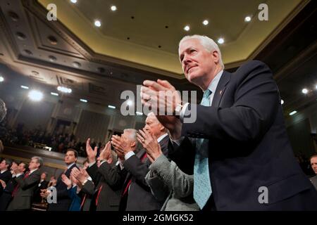 Le sénateur John Cornyn (R-Tx.) et d'autres applaudissent le président Barack Obama lors du discours sur l'état de l'Union à une session conjointe du Congrès, le 27 janvier 2010. (Photo officielle de la Maison Blanche par Pete Souza) cette photo officielle de la Maison Blanche est disponible uniquement pour publication par les organismes de presse et/ou pour impression personnelle par le(s) sujet(s) de la photo. La photographie ne peut être manipulée d'aucune manière et ne peut pas être utilisée dans des documents commerciaux ou politiques, des publicités, des courriels, des produits, des promotions qui, de quelque manière que ce soit, suggèrent l'approbation ou l'approbation du Président, le Premier Fa Banque D'Images