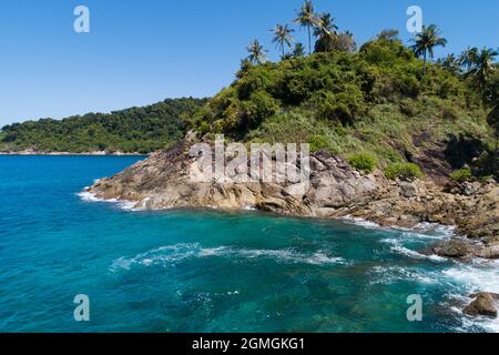 Vue aérienne Rocky seashore sous ciel bleu clair avec des nuages mer surface arrière-plan belle mer incroyable île à Phuket Thaïlande. Banque D'Images