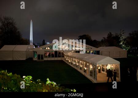 La tente sur la pelouse sud de la Maison Blanche où le président Barack Obama et la première dame Michelle Obama ont organisé un dîner d'État pour le Premier ministre Manmohan Singh et sa femme, Mme Gursharan Kaur, le 24 novembre 2009. (Photo officielle de la Maison Blanche par Lawrence Jackson) cette photo officielle de la Maison Blanche est disponible uniquement pour publication par les organismes de presse et/ou pour impression personnelle par le(s) sujet(s) de la photo. La photographie ne peut être manipulée d'aucune manière et ne peut pas être utilisée dans des documents commerciaux ou politiques, des publicités, des courriels, des produits, des promotions que dans aucun Banque D'Images