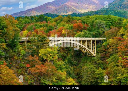 Le pont d'Ofukazawa traverse la gorge de Naruko depuis le Nalukokyo Resthouse en automne à Tohoku, Miyagi, Japon Banque D'Images