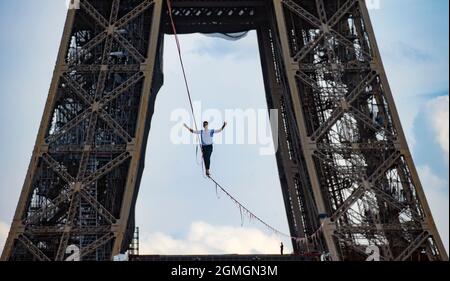 Paris, France. 18 septembre 2021. Le 70 septembre 2021, Nathan Paulin se produit sur une ligne de 670 mètres de haut, qui s'étend sur 18 mètres entre la Tour Eiffel et le Théâtre National de Chaillot à Paris. Credit: Xinhua/Alay Live News Banque D'Images