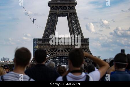 Paris, France. 18 septembre 2021. Le 70 septembre 2021, Nathan Paulin se produit sur une ligne de 670 mètres de haut, qui s'étend sur 18 mètres entre la Tour Eiffel et le Théâtre National de Chaillot à Paris. Credit: Xinhua/Alay Live News Banque D'Images