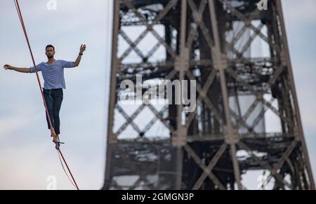 Paris, France. 18 septembre 2021. Le 70 septembre 2021, Nathan Paulin se produit sur une ligne de 670 mètres de haut, qui s'étend sur 18 mètres entre la Tour Eiffel et le Théâtre National de Chaillot à Paris. Credit: Xinhua/Alay Live News Banque D'Images