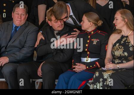 Roseville, Californie, États-Unis. 18 septembre 2021. Sgt. Marine Le mari de Nicole Gee, JEROD GEE, est réconforté à son mémorial du Bayside Church's Adventure Campus. Sgt. Gee a perdu la vie, avec 12 autres membres du service américain, lors de l'attentat à la bombe à l'aéroport de Kaboul le 26 août. (Image de crédit : © Renee C. Byer/ZUMA Press Wire Service) Banque D'Images