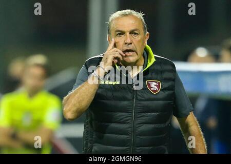 L'entraîneur italien de Salerntana, Fabrizio Castori, s'est mis en communication lors de la série Un match de football entre Salerntana et Atalanta au stade Arechi de Salerno, dans le sud de l'Italie, le 18 septembre 2021. Banque D'Images