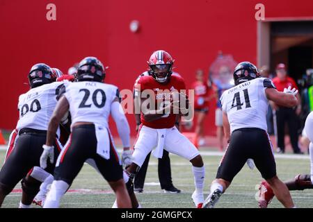BLOOMINGTON, ÉTATS-UNIS - 2021/09/18: Le quarterback de l'Université de l'Indiana Michael Penix Jr. (9) joue contre l'Université de Cincinnati lors d'un match de football de la NCAA le 18 septembre 2021 au Memorial Stadium à Bloomington, Ind. IU perdu à Cincinnati 38-24. Banque D'Images