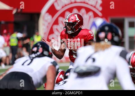 BLOOMINGTON, ÉTATS-UNIS - 2021/09/18: Le quarterback de l'Université de l'Indiana Michael Penix Jr. (9) joue contre l'Université de Cincinnati lors d'un match de football de la NCAA le 18 septembre 2021 au Memorial Stadium à Bloomington, Ind. IU perdu à Cincinnati 38-24. Banque D'Images