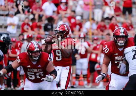 BLOOMINGTON, ÉTATS-UNIS - 2021/09/18: Le quarterback de l'Université de l'Indiana Michael Penix Jr. (9) joue contre l'Université de Cincinnati lors d'un match de football de la NCAA le 18 septembre 2021 au Memorial Stadium à Bloomington, Ind. IU perdu à Cincinnati 38-24. Banque D'Images
