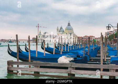 Gondoles amarrées le long de la place Saint-Marc dans le Grand Canal, Venise, Italie. Banque D'Images