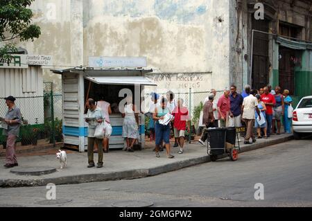 La Havane, Cuba - le 12 novembre 2006 : une file d'attente de résidents de la Havane attendant d'acheter un journal dans une cabine en bois située dans un coin de rue de la Vieille Havane. Banque D'Images