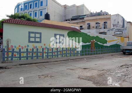 La Havane, Cuba - 12 novembre 2006 : une jolie peinture murale d'un jardin et d'une clôture sur le côté d'un bâtiment dans la vieille Havane, Cuba. Banque D'Images