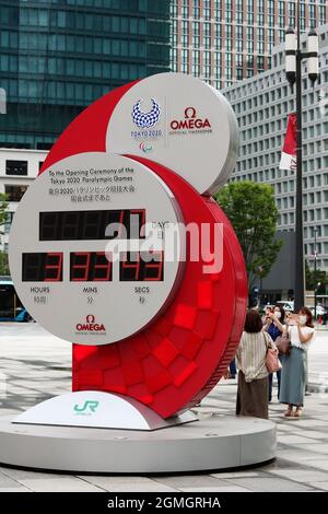 TOKYO, JAPON - 7 août 2021 : horloge à la gare de Tokyo, compte à rebours jusqu'aux Jeux paralympiques de Tokyo. Les gens portent des masques faciaux pendant l'éclosion du coronavirus. Banque D'Images