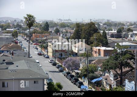 Richmond, Californie, États-Unis - 22 juillet 2021 : la lumière brumeuse du matin brille dans le centre-ville de Richmond. Banque D'Images