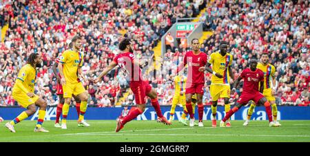 Liverpool. 19 septembre 2021. Mohamed Salah (C) de Liverpool marque le deuxième but lors du match de la Premier League entre Liverpool et Crystal Palace à Anfield à Liverpool, en Grande-Bretagne, le 18 septembre 2021. Credit: Xinhua/Alay Live News Banque D'Images