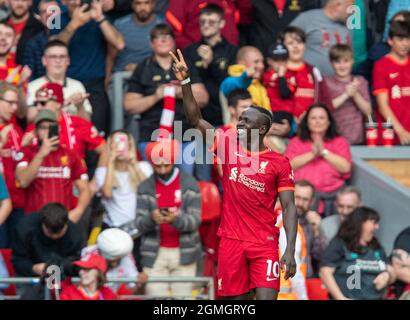 Liverpool. 19 septembre 2021. Le Sadio Mane de Liverpool célèbre son premier but lors du match de la Premier League entre Liverpool et Crystal Palace à Anfield à Liverpool, en Grande-Bretagne, le 18 septembre 2021. Credit: Xinhua/Alay Live News Banque D'Images