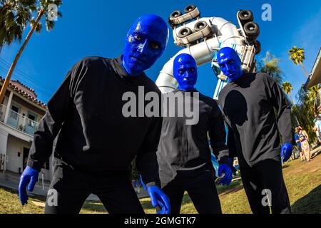 Las Vegas, États-Unis. 18 septembre 2021. Le Blue Man Group Walk le parc du festival pendant le 2021 Life is Beautiful Music Festival qui a lieu dans le centre-ville de Las Vegas, Nevada, le 18 septembre 2021. (Photo par Alive Coverage/Sipa USA) crédit: SIPA USA/Alay Live News Banque D'Images