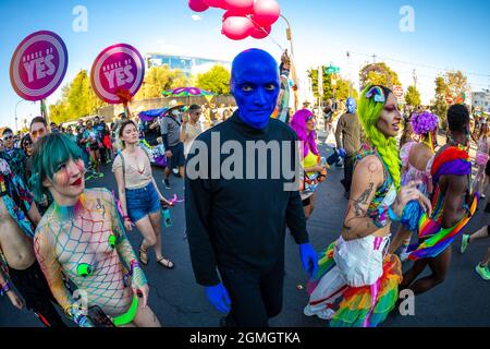 Las Vegas, États-Unis. 18 septembre 2021. Le Blue Man Group Walk le parc du festival pendant le 2021 Life is Beautiful Music Festival qui a lieu dans le centre-ville de Las Vegas, Nevada, le 18 septembre 2021. (Photo par Alive Coverage/Sipa USA) crédit: SIPA USA/Alay Live News Banque D'Images