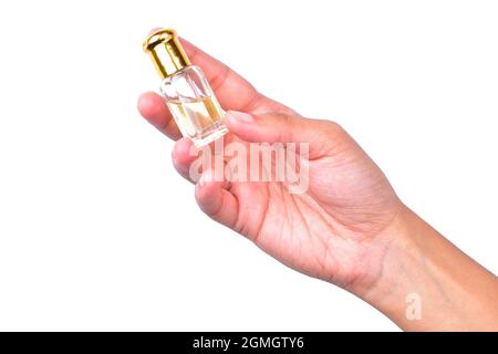bouteille d'attar en main, bouteille d'huile aromatique à la main isolée sur fond blanc, petite bouteille de parfum à la main Banque D'Images