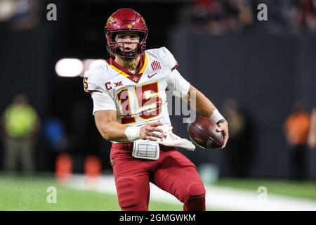 18 septembre 2021 : le quarterback des cyclones de l'État de l'Iowa Brock Purdy (15) joue avec le football lors du match de football de la NCAA, avec les cyclones de l'État de l'Iowa et les rebelles de l'UNLV au stade Allegiant de Las Vegas, Nevada. Les cyclones de l'État de l'Iowa dirigent les rebelles de l'UNLV à la mi-temps 24-0. Christopher Trim/CSM. Banque D'Images