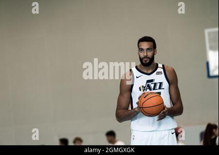 Rudy Gobert, centre de l'équipe NBA Utah Jazz et de l'équipe nationale de France, réalise quelques prises de vue lors d'une session de clinique avec des adolescents français organisés par Yop. Paris, France, 18 septembre 2021. Photo de Daniel Derajinski/ABACAPRESS.COM Banque D'Images