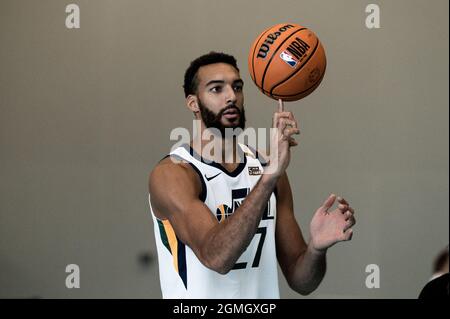 Rudy Gobert, centre de l'équipe NBA Utah Jazz et de l'équipe nationale de France, réalise quelques prises de vue lors d'une session de clinique avec des adolescents français organisés par Yop. Paris, France, 18 septembre 2021. Photo de Daniel Derajinski/ABACAPRESS.COM Banque D'Images