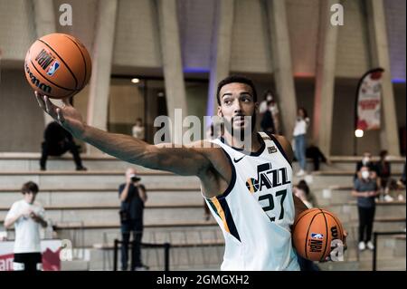 Rudy Gobert, centre de l'équipe NBA Utah Jazz et de l'équipe nationale de France, réalise quelques prises de vue lors d'une session de clinique avec des adolescents français organisés par Yop. Paris, France, 18 septembre 2021. Photo de Daniel Derajinski/ABACAPRESS.COM Banque D'Images