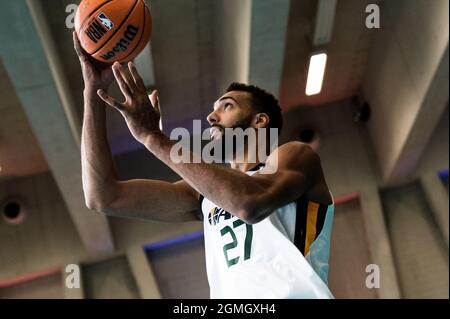 Rudy Gobert, centre de l'équipe NBA Utah Jazz et de l'équipe nationale de France, réalise quelques prises de vue lors d'une session de clinique avec des adolescents français organisés par Yop. Paris, France, 18 septembre 2021. Photo de Daniel Derajinski/ABACAPRESS.COM Banque D'Images