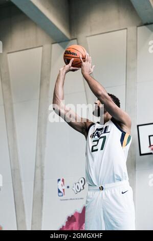 Rudy Gobert, centre de l'équipe NBA Utah Jazz et de l'équipe nationale de France, réalise quelques prises de vue lors d'une session de clinique avec des adolescents français organisés par Yop. Paris, France, 18 septembre 2021. Photo de Daniel Derajinski/ABACAPRESS.COM Banque D'Images