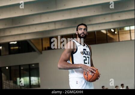 Rudy Gobert, centre de l'équipe NBA Utah Jazz et de l'équipe nationale de France, réalise quelques prises de vue lors d'une session de clinique avec des adolescents français organisés par Yop. Paris, France, 18 septembre 2021. Photo de Daniel Derajinski/ABACAPRESS.COM Banque D'Images