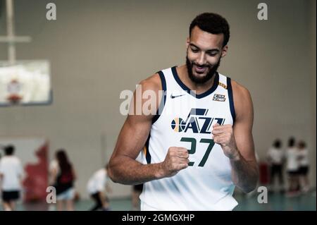 Rudy Gobert, au centre de l'équipe NBA Utah Jazz et de l'équipe nationale de France, réagit aux tirs d'aptitude réalisés par les jeunes joueurs lors d'une session de clinique avec des adolescents français organisés par Yop. Paris, France, 18 septembre 2021. Photo de Daniel Derajinski/ABACAPRESS.COM Banque D'Images