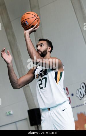 Rudy Gobert, centre de l'équipe NBA Utah Jazz et de l'équipe nationale de France, réalise quelques prises de vue lors d'une session de clinique avec des adolescents français organisés par Yop. Paris, France, 18 septembre 2021. Photo de Daniel Derajinski/ABACAPRESS.COM Banque D'Images