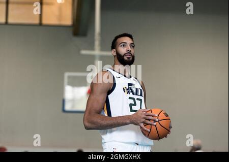 Rudy Gobert, centre de l'équipe NBA Utah Jazz et de l'équipe nationale de France, réalise quelques prises de vue lors d'une session de clinique avec des adolescents français organisés par Yop. Paris, France, 18 septembre 2021. Photo de Daniel Derajinski/ABACAPRESS.COM Banque D'Images