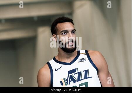 Rudy Gobert, au centre de l'équipe NBA Utah Jazz et de l'équipe nationale de France, réagit aux tirs d'aptitude réalisés par les jeunes joueurs lors d'une session de clinique avec des adolescents français organisés par Yop. Paris, France, 18 septembre 2021. Photo de Daniel Derajinski/ABACAPRESS.COM Banque D'Images