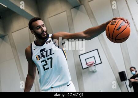 Rudy Gobert, centre de l'équipe NBA Utah Jazz et de l'équipe nationale de France, réalise quelques prises de vue lors d'une session de clinique avec des adolescents français organisés par Yop. Paris, France, 18 septembre 2021. Photo de Daniel Derajinski/ABACAPRESS.COM Banque D'Images