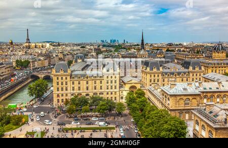 Vue de notre Dame Saint Chappel Tour de sport Dôme Eglise des Invalides bâtiments CityScape Centre ville Paris France. Banque D'Images