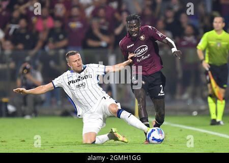 Arechi Stadium, Salerno, Italie, 18 septembre 2021, Mamadou Coulibaly, milieu de terrain de Salernitana, est attaqué par l'avant Josip Ilicic d'Atalanta pendant Banque D'Images