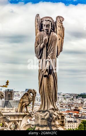 Gargouilles créatures fantastiques Statue toit église notre Dame avant le centre-ville de feu Paris France. Gargoyle est utilisé comme un bec verseur d'eau pour vidanger l'eau Banque D'Images