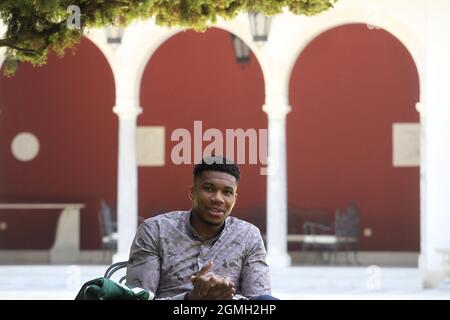 Milwaukee Bucks avance Giannis Antetokounmpo au Presidential Mansion lors de sa rencontre avec le président grec Katerina Sakellaropoulou. Banque D'Images