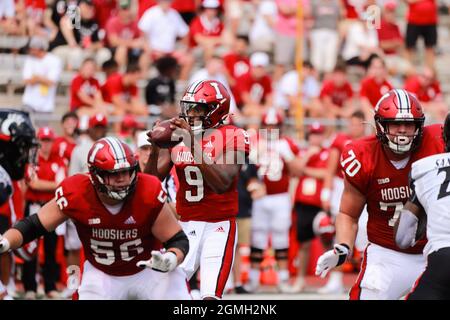 Bloomington, États-Unis. 18 septembre 2021. Michael Penix Jr. (9) joue contre l'Université de Cincinnati lors d'un match de football NCAA au Memorial Stadium. UI perdu à Cincinnati 38-24. Crédit : SOPA Images Limited/Alamy Live News Banque D'Images