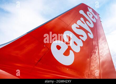 Marquage easyJet sur une ailette de queue d'avion, aéroport de Bristol, Royaume-Uni. Banque D'Images