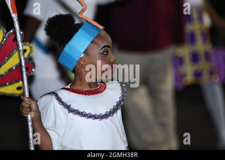 Les enfants prenant part à Junkanoo aux Bahamas, Un défilé culturel de rue où ils s'habillent en costumes et dansent à la musique Banque D'Images