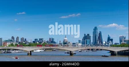 Panorama de Londres avec des monuments et le pont de Waterloo au-dessus de la Tamise. Banque D'Images