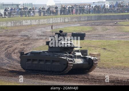 Char de la Seconde Guerre mondiale de Matilda II lors d'une démonstration au Bovington Tank Museum, Dorset, Royaume-Uni Banque D'Images