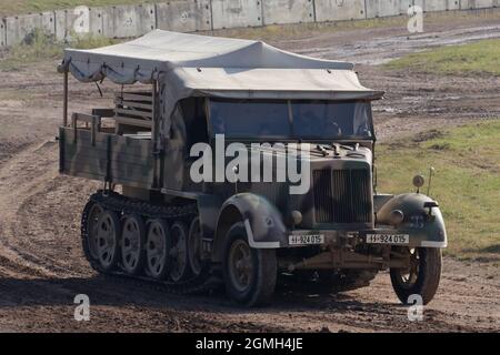 Une demi-piste WW2 German SD.kfz 8 lors d'une démonstration au Bovington Tank Museum, Dorset, Royaume-Uni Banque D'Images