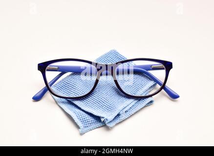 Lunettes avec tissu microfibre doux sur fond blanc, lunettes et tissu Banque D'Images