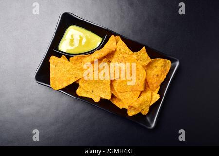 Croustilles Nacho avec trempette dans l'assiette Banque D'Images