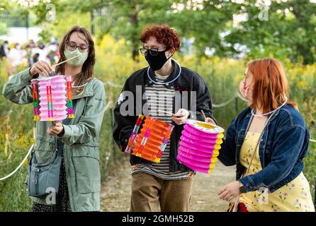 Chicago, États-Unis. 18 septembre 2021. Les visiteurs tiennent des lanternes en papier dans un parc de Chicago, aux États-Unis, le 18 septembre 2021. Le festival chinois de la mi-automne étant à proximité, Chicago Park District a organisé un événement pour célébrer le festival. Crédit: Joel Lerner/Xinhua/Alay Live News Banque D'Images